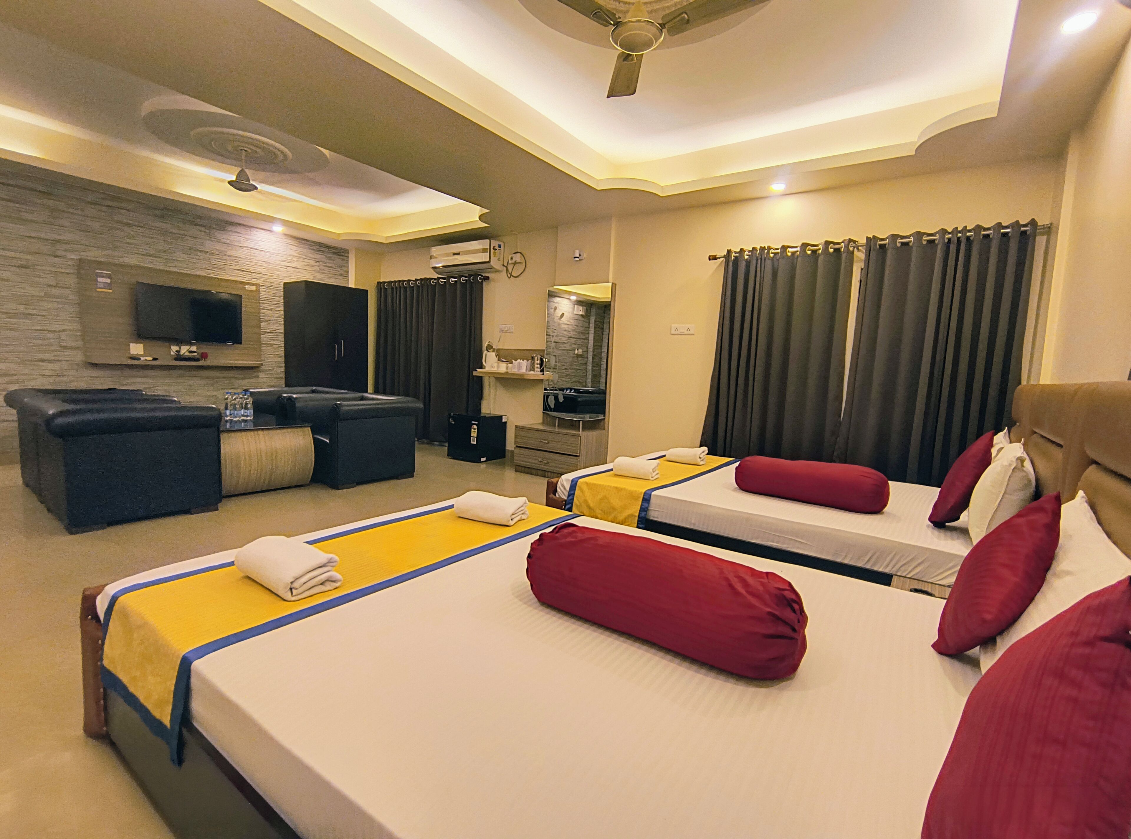Kamar Quadruple Deluks | Meja kerja, ruang kerja ramah laptop, dan tirai kedap cahaya