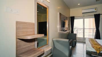 Deluxe-dobbeltværelse | Opholdsområde | Tv