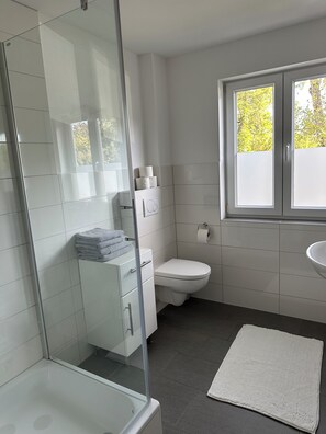 Haartrockner, Handtücher, Seife, Toilettenpapier