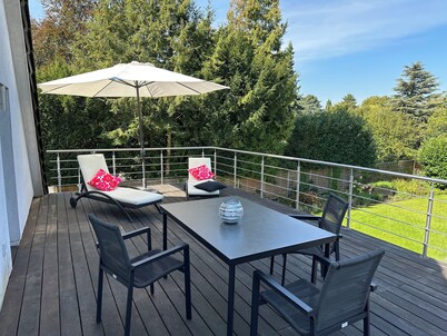 Bright 2-room apartment with large terrace near the trade fair and airport