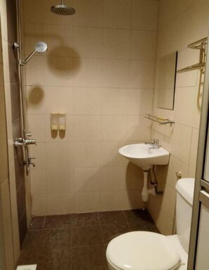 Shower, free toiletries, hair dryer, towels - The Ardens Hotel - Tmn Suria Muafakat JB (Johor Bahru)