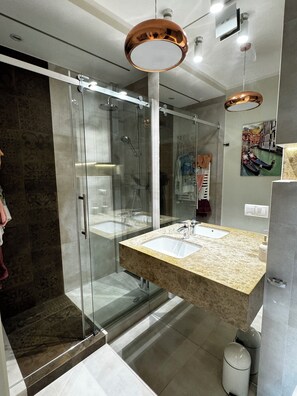 Dusche, Haartrockner, Handtücher, Seife