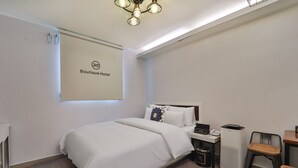 Ein Hotelzimmer mit Bett, Nachttisch, Stuhl und einem an der Wand befestigten Schild mit der Aufschrift 'Boutique Hotel'.