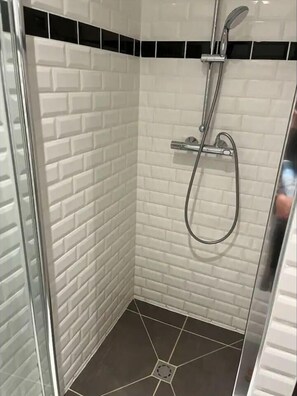 Douche, sèche-cheveux, serviettes fournies, savon