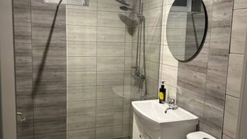 Bruser, hårtørrer, håndklæder, Sæbe