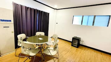 1 Bedroom | In-room dining