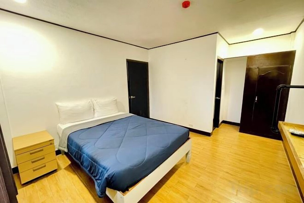 Minibar, desk, free WiFi