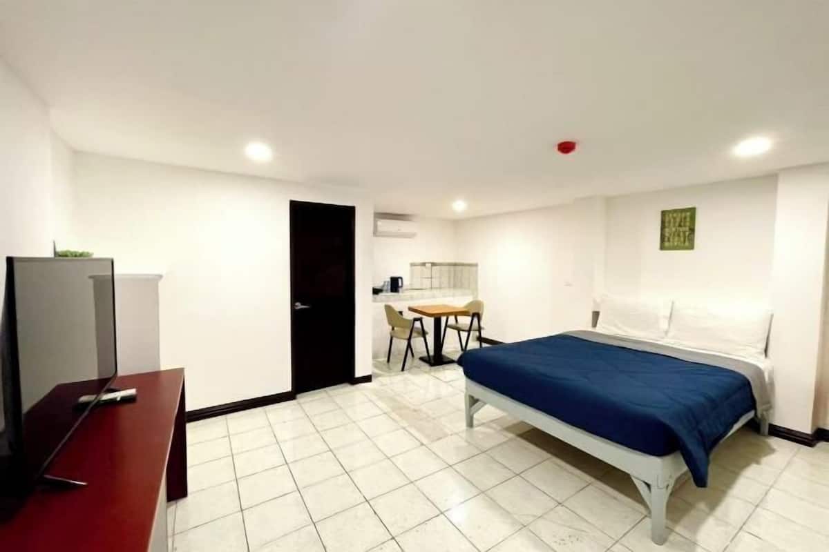 1 bedroom, minibar, desk, free WiFi