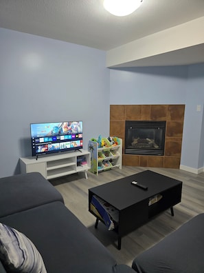 Smart TV, fireplace