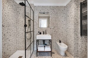 Ducha, secador de pelo, toallas, jabón