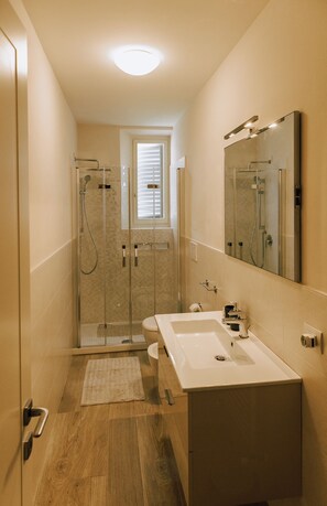 Dusche, Haartrockner, Bidet, Handtücher