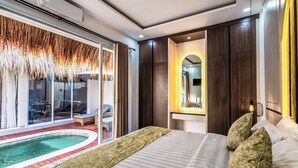 Camera d'albergo moderna con un letto grande, una piccola piscina e vista sulla zona esterna.
