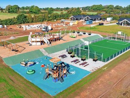 Casa conforto, vários quartos | Campo esportivo