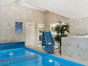 Inomhuspool och utomhuspool