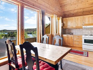 Classic House, 4 Bedrooms | Interior - 6 Person Holiday Home in Anneland (Gulen)