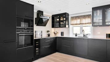 Classic House, 5 Bedrooms | Interior