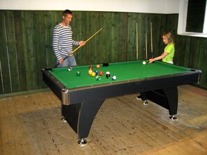Casa conforto, vários quartos | Sala de jogos