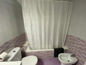 Casa clásica, 3 habitaciones | Baño | Tina con regadera y secadora de cabello