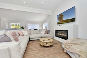 Smart TV - Two for Joy Estate. Sleeping 12, 2 Cottages (North Rothbury)