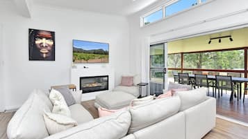 Smart TV, fireplace