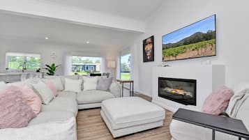 Smart TV, fireplace