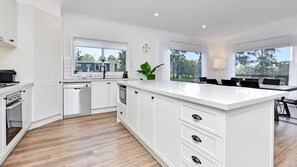 冰箱、微波炉、烤箱、炉灶