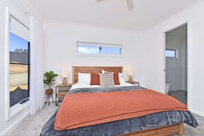 3 slaapkamers, een strijkplank/strijkijzer, gratis wifi, beddengoed