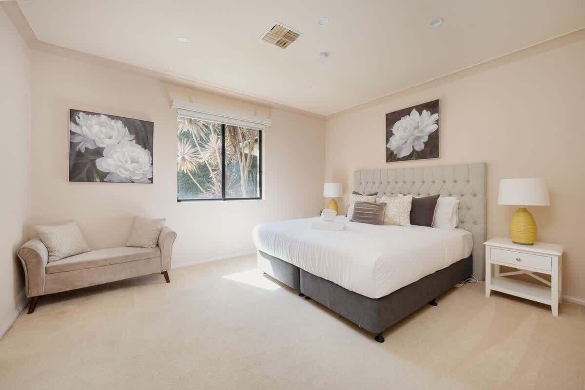 6 bedrooms, desk, iron/ironing board, free WiFi