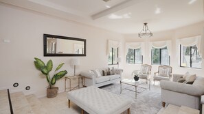 Smart-tv, een dvd-speler en een tafeltennistafel