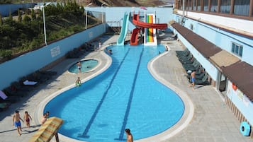 Kauden mukainen ulkouima-allas