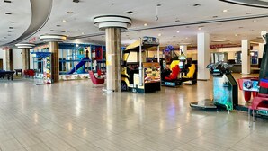 A spacious indoor area with a children's play zone, arcade games, and a seating area. - Koç Otel Çankırı (Cankiri)