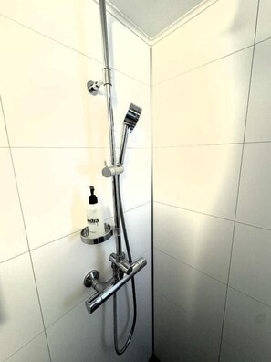 Ducha, artículos de tocador gratuitos, secador de pelo, toallas