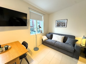 Studio Tradition, vue jardin | Bureau, espace de travail pour ordinateur portable
