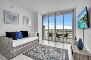 TV - Luxury  Penthouse w/ Private Rooftop & Bay Views (Hallandale Beach)