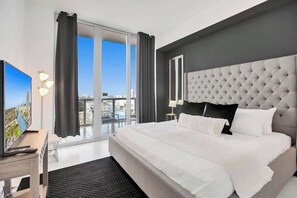 2 bedrooms, iron/ironing board, WiFi, bed sheets - Luxury  Penthouse w/ Private Rooftop & Bay Views (Hallandale Beach)