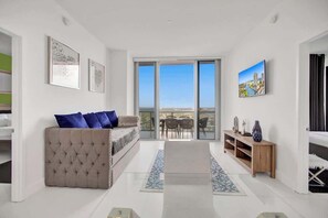 TV - Luxury  Penthouse w/ Private Rooftop & Bay Views (Hallandale Beach)