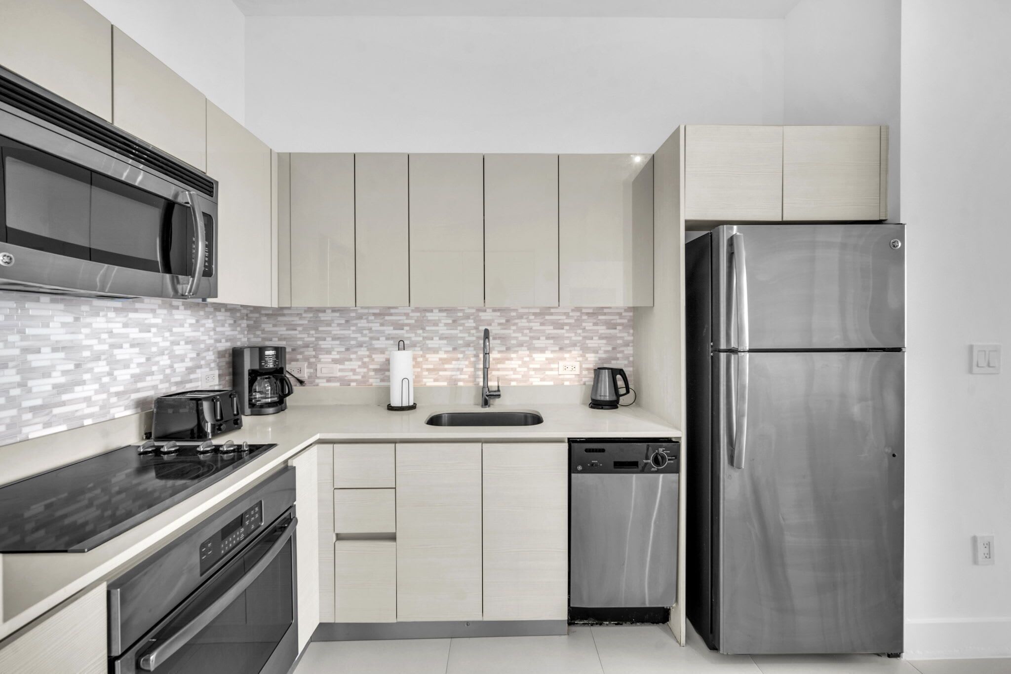 Refrigerador, microondas, horno y parrilla de estufa 