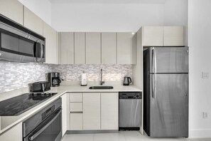 Fridge, microwave, oven, stovetop - Luxury  Penthouse w/ Private Rooftop & Bay Views (Hallandale Beach)