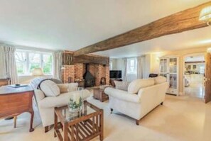 Smart-TV, Kamin, Bücher