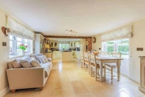 Fantastic large Thatched country 4 Bedroom Cottage in own grounds