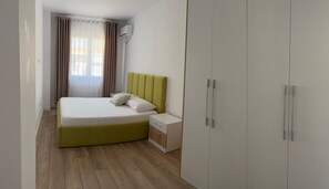1 bedroom, desk, free WiFi, bed sheets - Capital Charm Apartment (Tiranë)