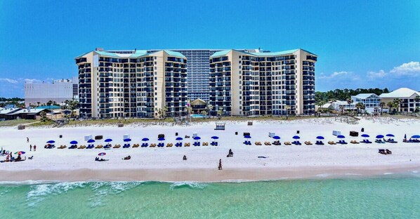 Una spiaggia nelle vicinanze