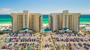 Un hôtel doté d’une cour intérieure, d’un parking et offrant une vue sur la plage.