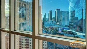 Las Vegasin kaupunkikuva nähtynä ikkunan läpi, jossa näkyy rakennusten heijastuksia.