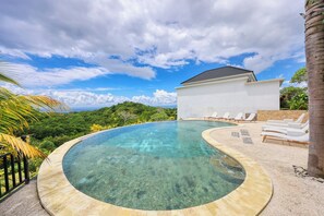 Outdoor pool - Kelingking Parama Resort (Penida Island)