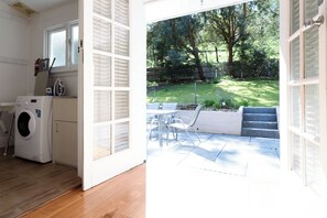 Interior - The Basin Cottage - Closest Home to The Gorge (West Launceston)