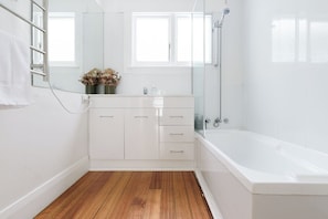Hair dryer, towels - The Basin Cottage - Closest Home to The Gorge (West Launceston)