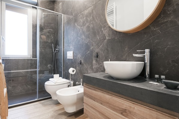 Dusche, Haartrockner, Bidet, Handtücher
