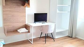 Camera Deluxe, vista cortile | Una scrivania, postazione laptop, insonorizzazione, Wi-Fi gratuito