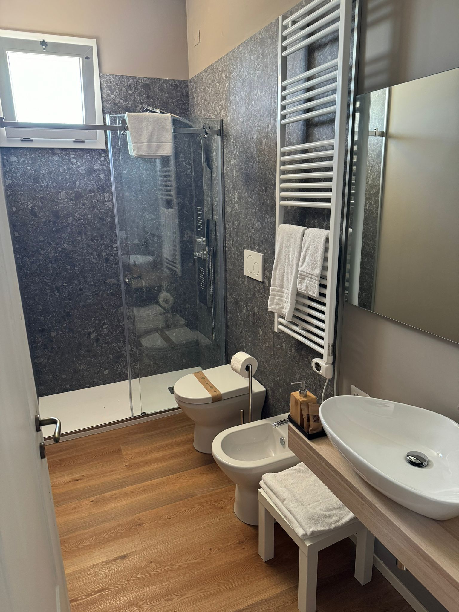 Deluxe kamer, uitzicht op binnenplaats | Badkamer | Een douche, een haardroger, handdoeken, zeep